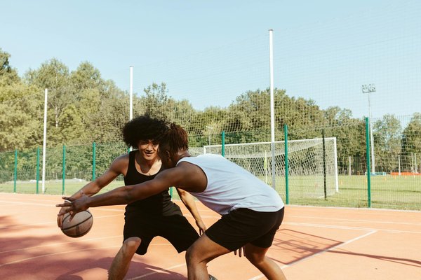 Comment les marques profitent-elles des tournois de basket?